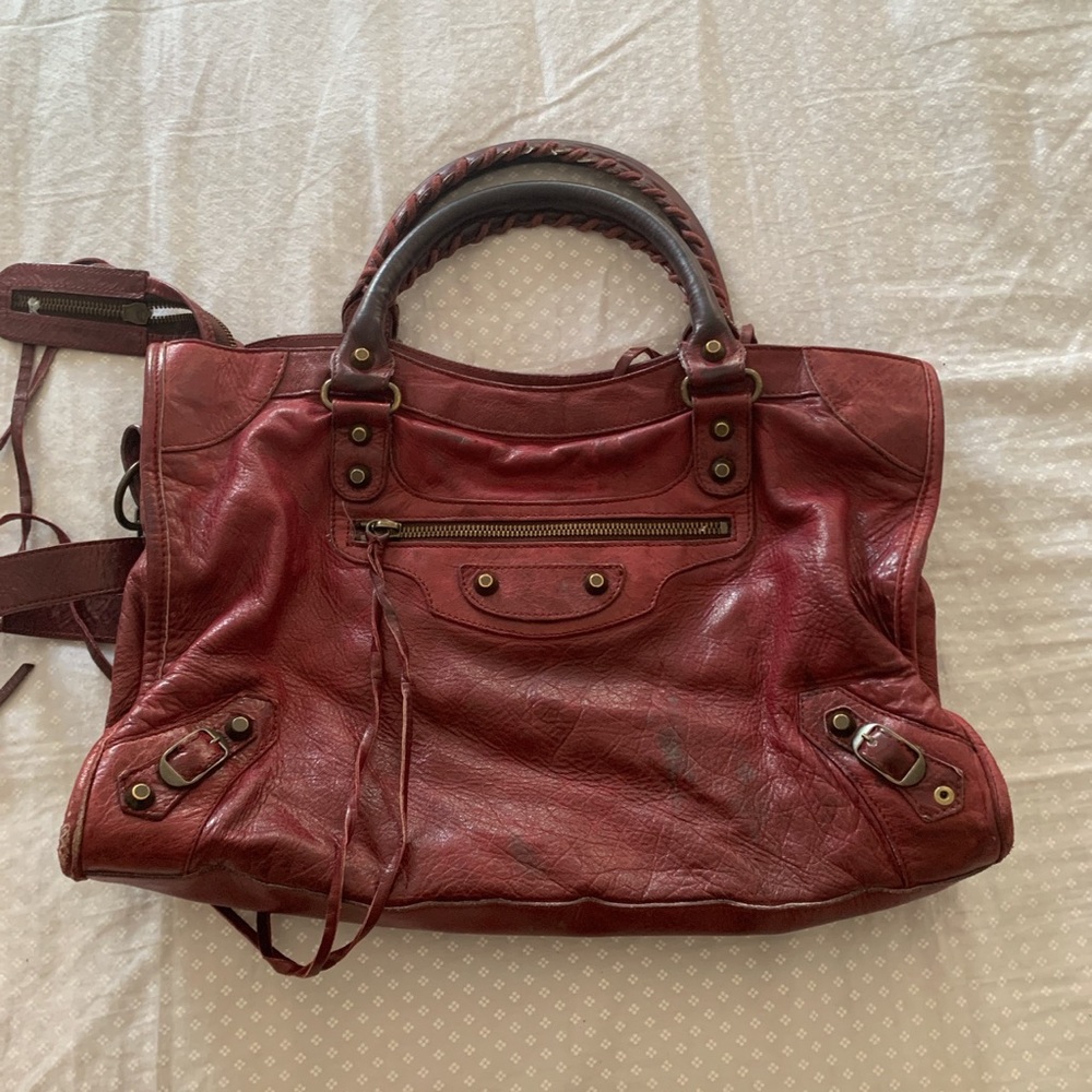 BALENCIAGA
Cassis Lambskin Leather Bag